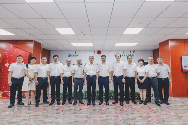 集團領(lǐng)導(dǎo)出席中小擔保辦公新址啟用儀式